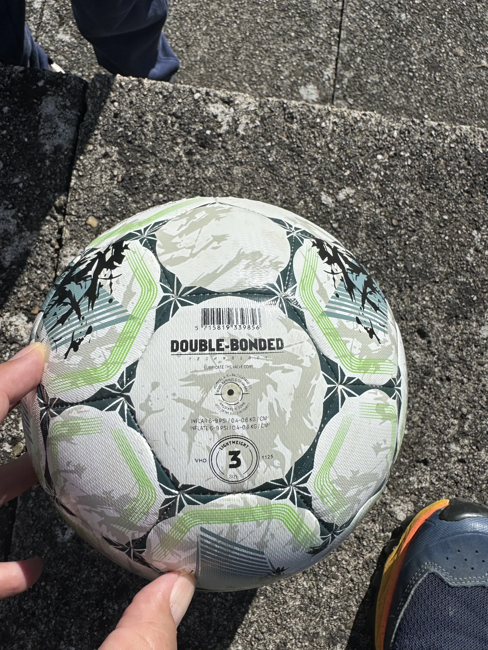 Etikett desselben Balls: Strichcode 5715819339856, DOUBLE-BONDED TECHNOLOGY, INFLATE 6–9 PSI / 0,4–0,6 KG/CM², LIGHTWEIGHT, SIZE 3.